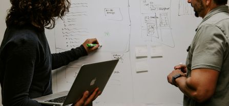 Besprechung an einem Whiteboard