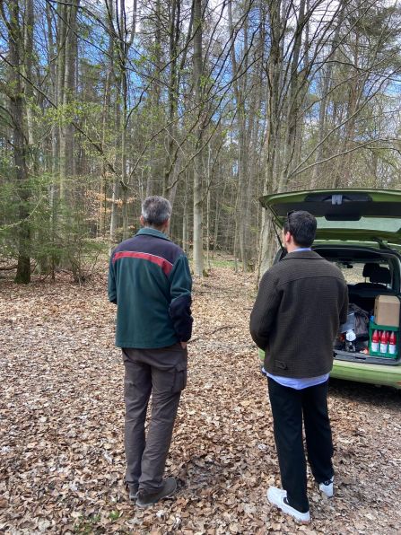 Diskussion über die zu rodenden Wald-Flächen für die Windräder mit dem stellvert. Forstamtsleiter in Üchtelhausen.